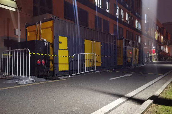 德令哈柴油发电机组的输出电压是如何调节的？