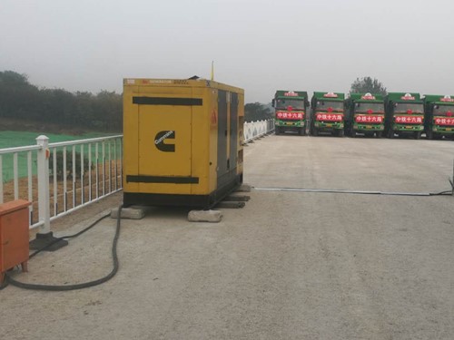 德令哈电力系统的稳定性和设备兼容性如何影响发电机组的频率规格？